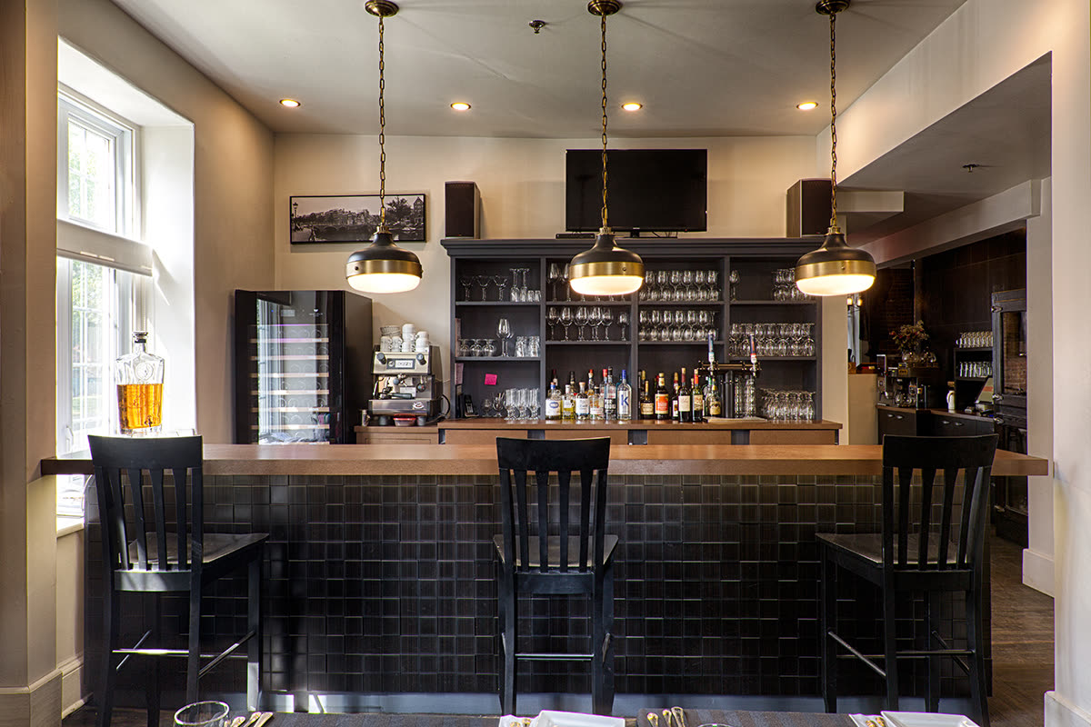 Le bar du restaurant et ses luminaires