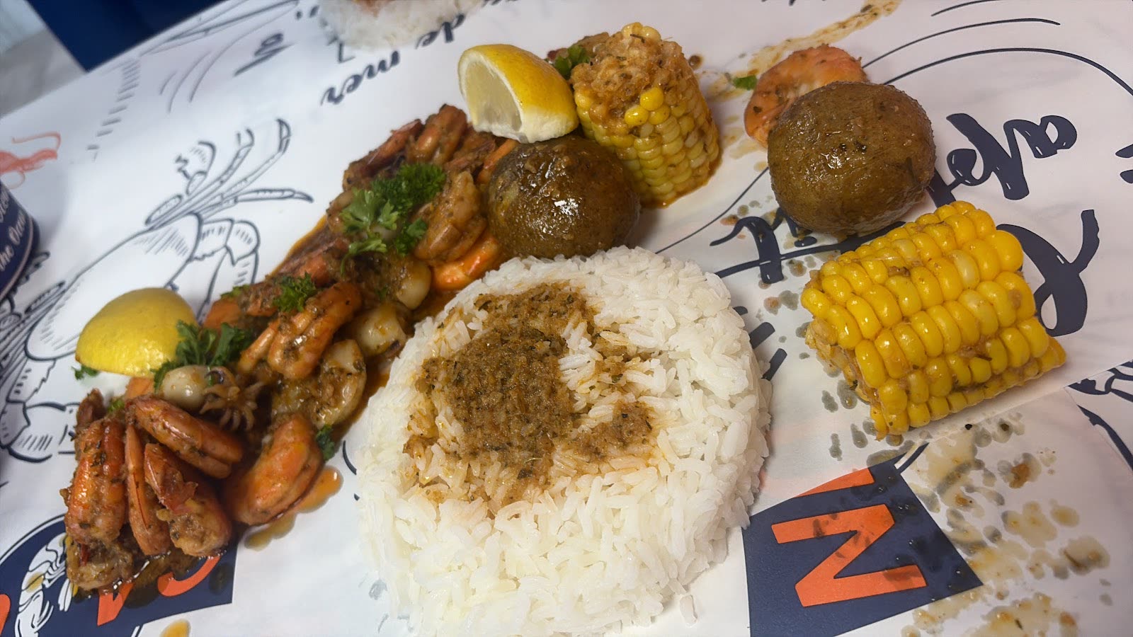 Crevettes, maïs et pommes de terre avec riz