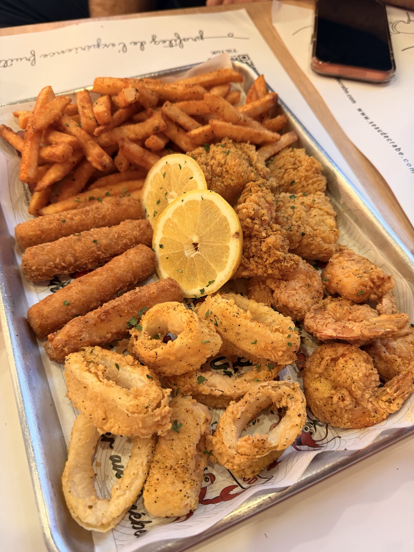 Plat friture mixte : calamars, crevettes panées, bâtonnets de mozzarella et frites