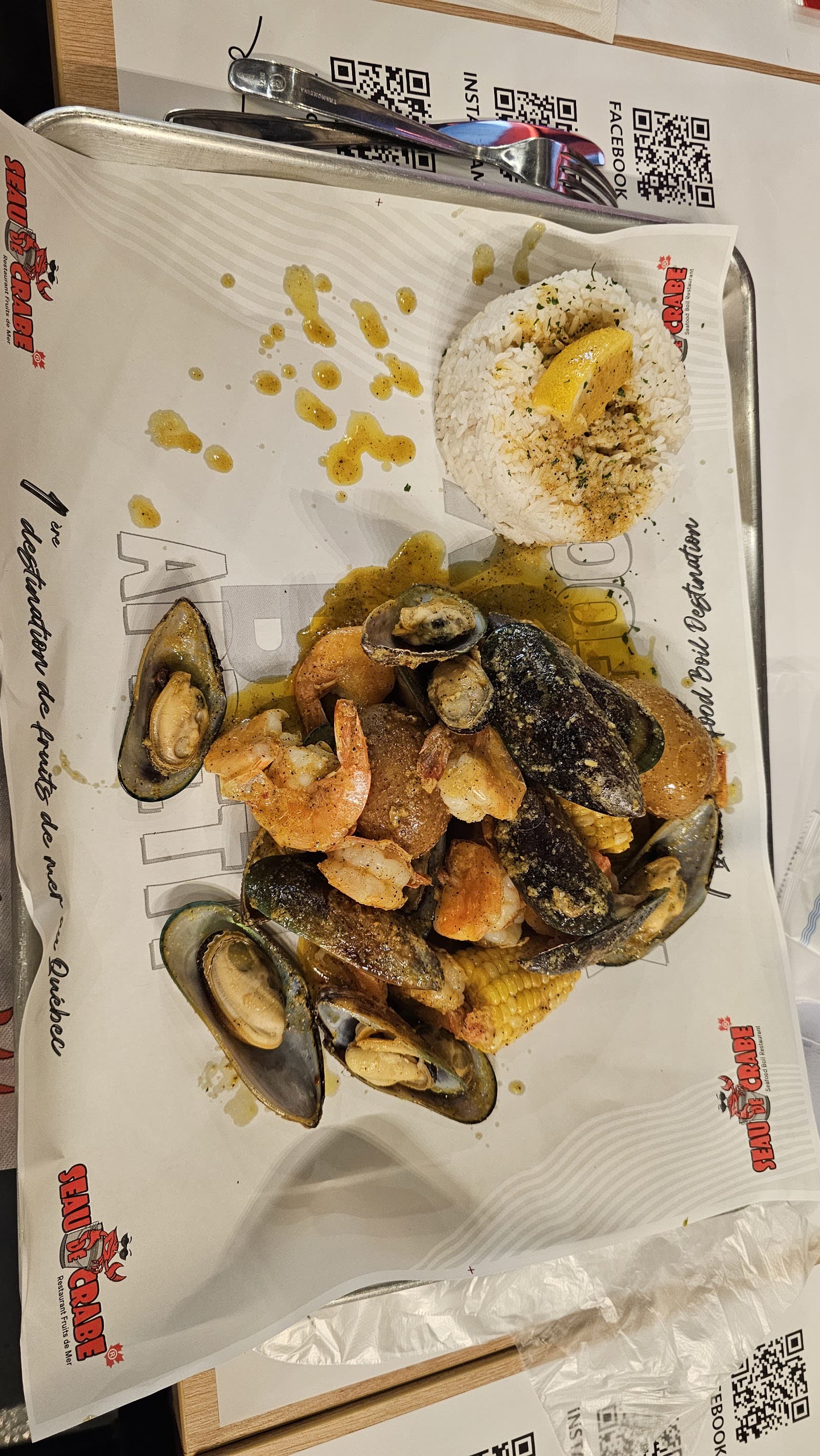 Moules et crevettes sauce signature avec riz et maïs